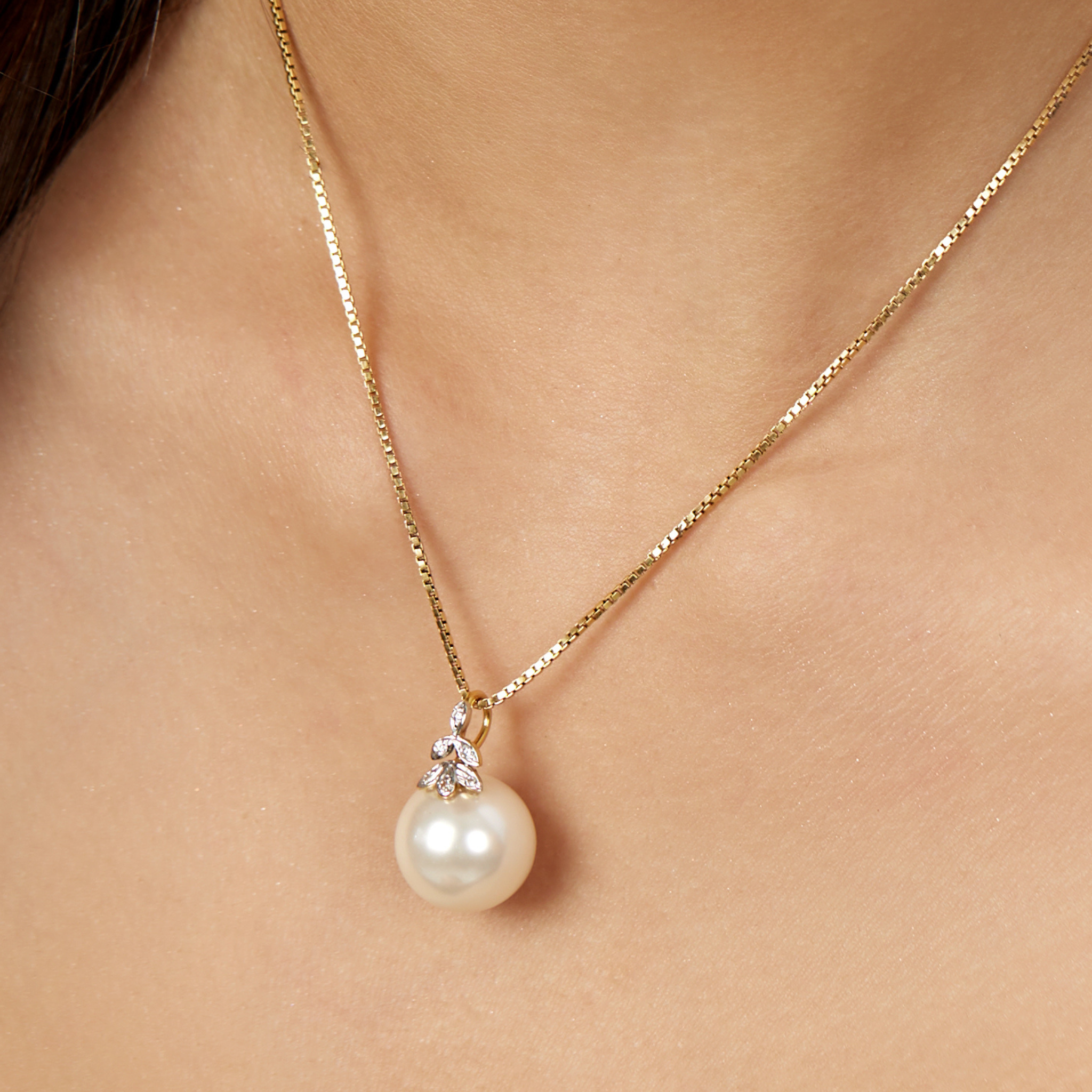 The classic 6 petal diamond and pearl pendant