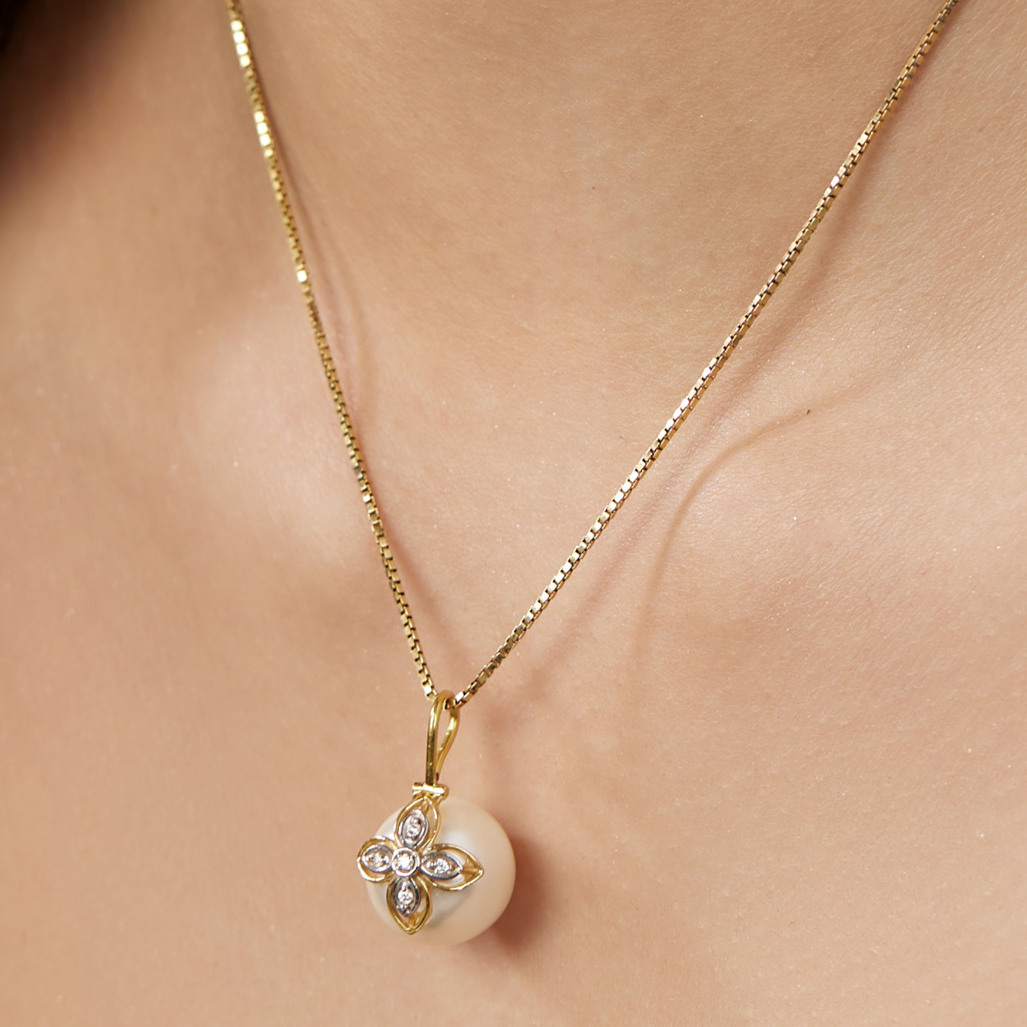 The layered leaf pendant with diamonds and a pearl