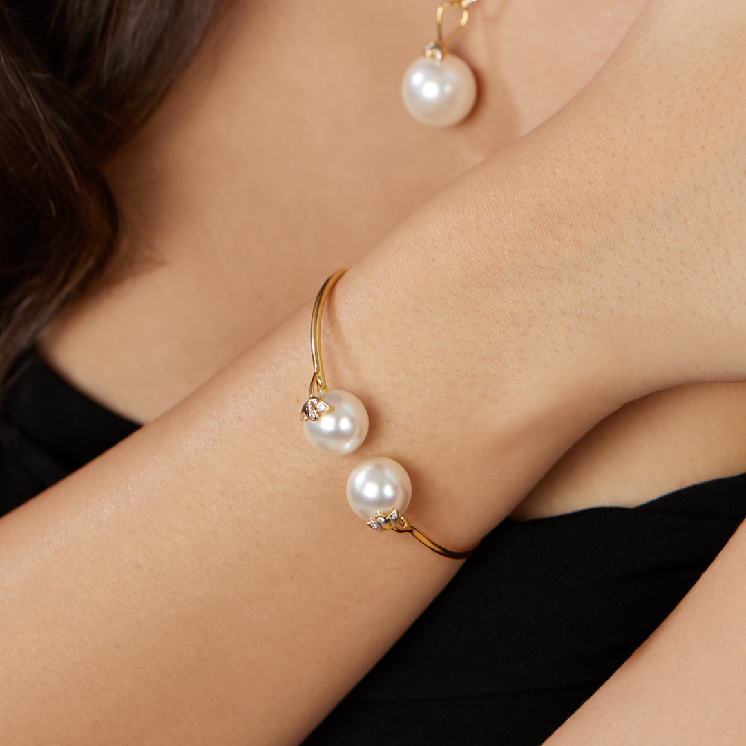 The classic 6 petal diamond and pearl bangle